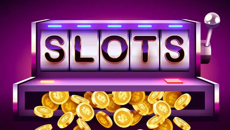 Rulli di slot machine viola con la scritta SLOTS e monete d'oro